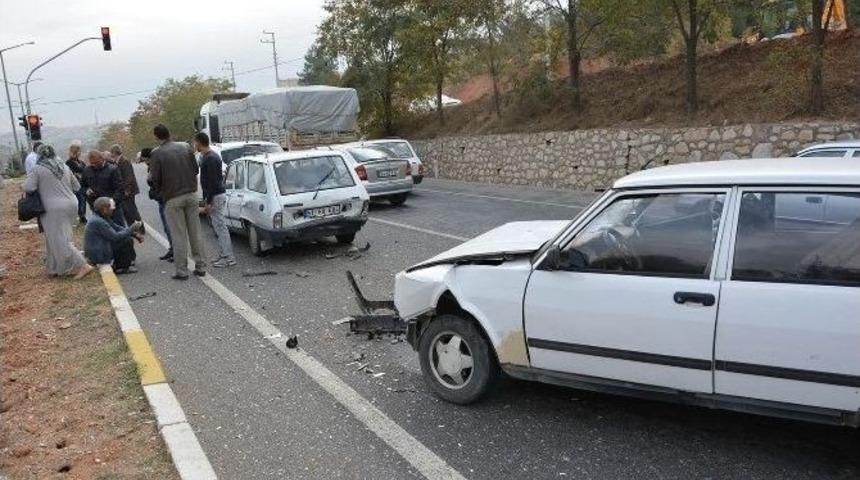 Kırmızı Işıkta Bekleyen Araca Arkadan Vurdu
