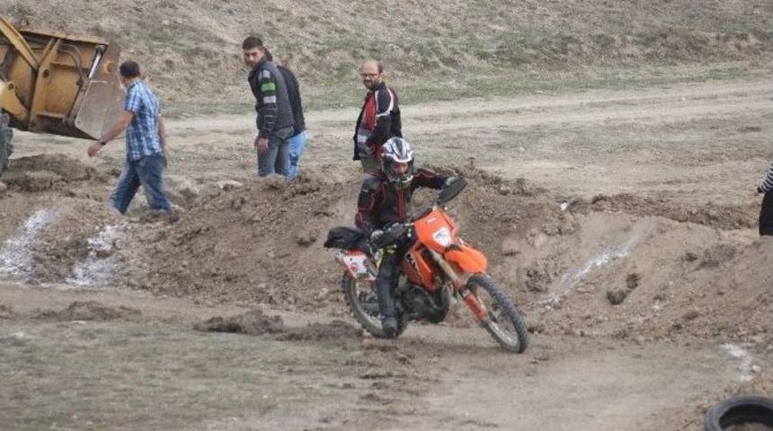 Motosiklet Tutkunları Pist Alanına Kavuştu