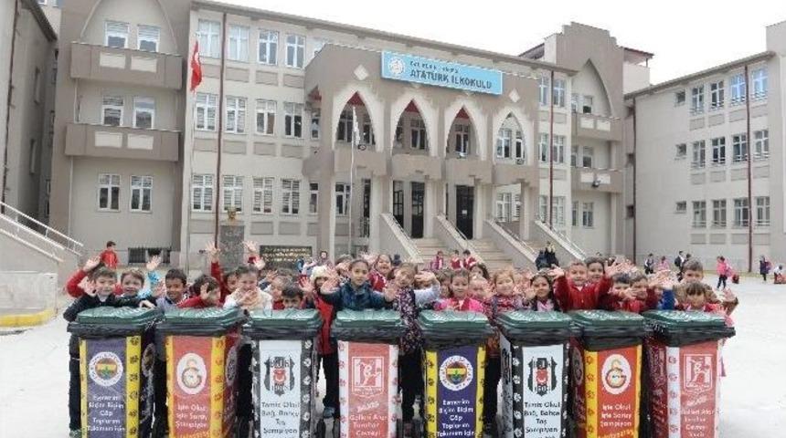 &Ccedil;&ouml;pleri Taraftar Kutularına Atıyorlar