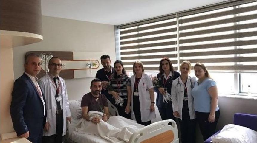 Trabzon’da Hasta Hakları Gününde Karanfil Dağıttılar