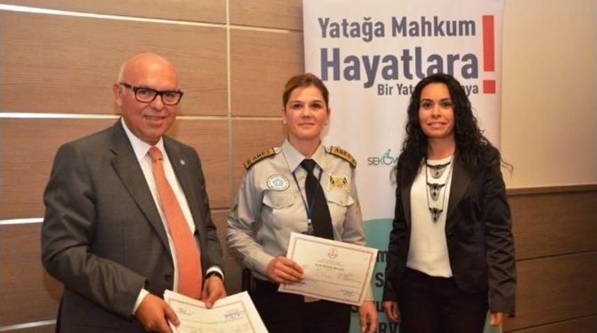 Başkan Eşkinat İşaret Dili Kursiyerlerine Sertifikalarını Teslim Etti