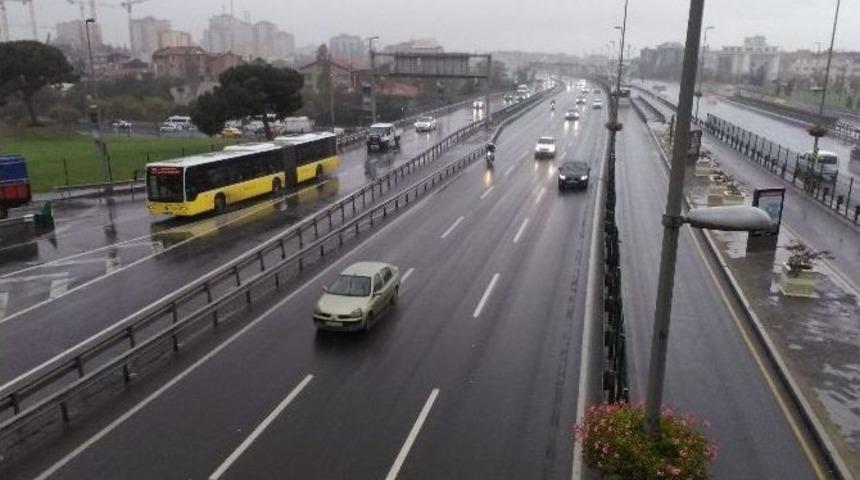 İstanbul&rsquo;da Sağanak Yağış Vatandaşları Hazırlıksız Yakaladı
