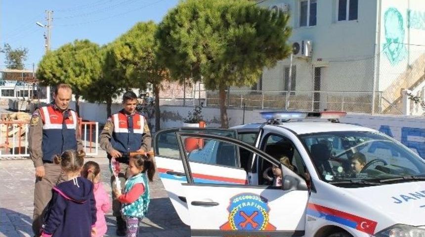 &Ccedil;eşme Jandarma Trafik Ekipleri Minikleri Bilgilendirdi