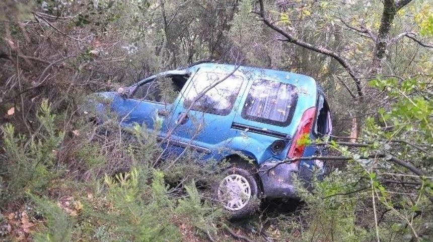 Hafif Ticari Ara&ccedil; U&ccedil;uruma Yuvarlandı: 2 Yaralı