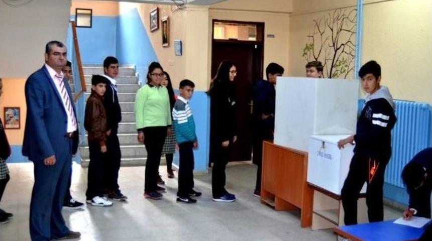 &Ouml;ğrenciler Meclis Başkanlarını Se&ccedil;mek İ&ccedil;in Sandık Başına Gitti