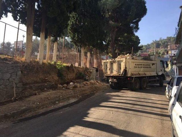 Alaşehir Belediyesi Okulun Yıkılan Bah&ccedil;e Duvarını Yaptı 1