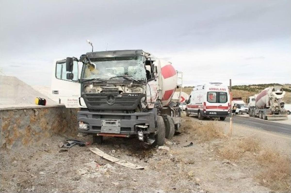Yozgat&rsquo;ta Kayan Tır, Beton Mikseri Ve Otomobile &Ccedil;arptı