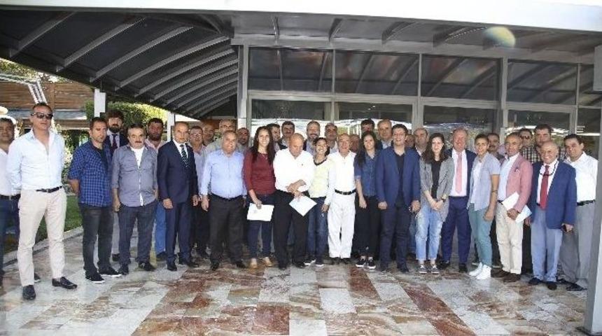 D&ouml;şemealtı Kadın Futbol Takımına İşadamlarından Destek