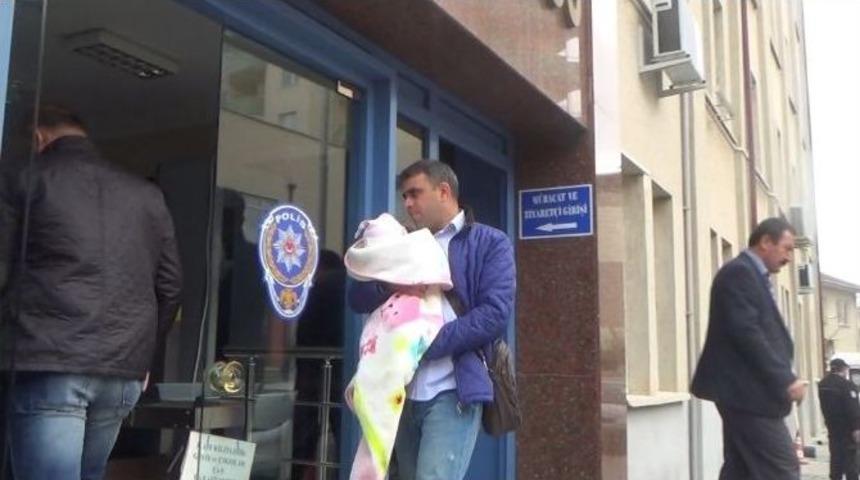 G&ouml;zaltına Alınan &Ouml;ğretim G&ouml;revlisinin Eşi Emzirmesi İ&ccedil;in Bebeğini Emniyete Getirdi