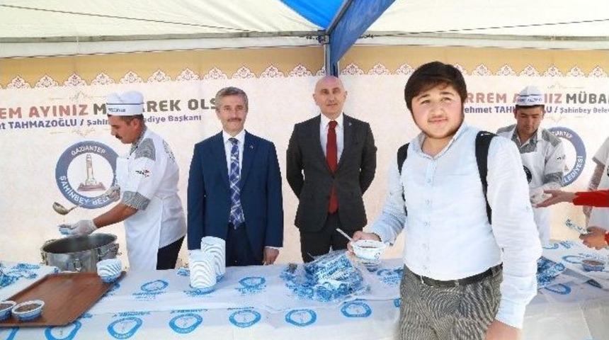 Tahmazoğlu Hk&uuml;&rsquo;de Aşure Dağıttı