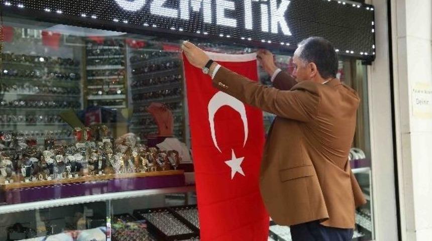 Bağcılar&rsquo;da Esnafa 10 Bin T&uuml;rk Bayrağı Dağıtıldı