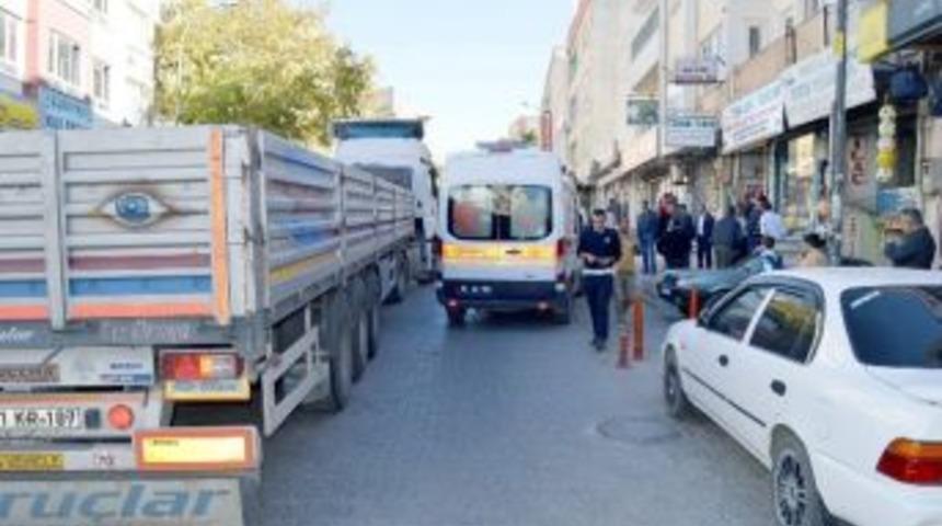 Besni İl&ccedil;esinde Kamyonet Yaşlı Kadına &Ccedil;arptı