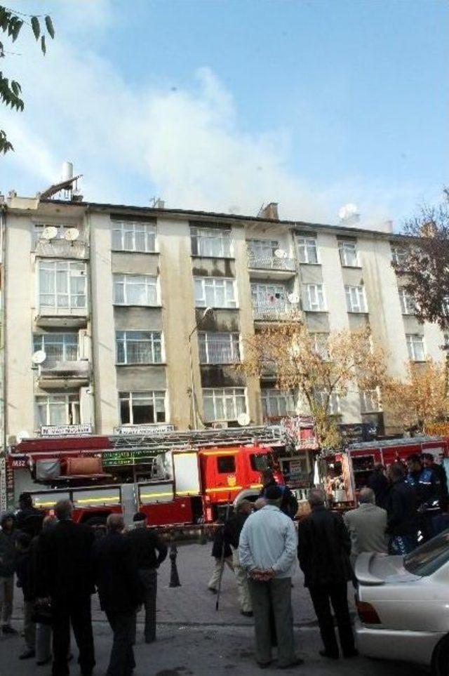 Konya’da 4 Katlı Binanın Çatısında Çıkan Yangın Paniğe Yol Açtı