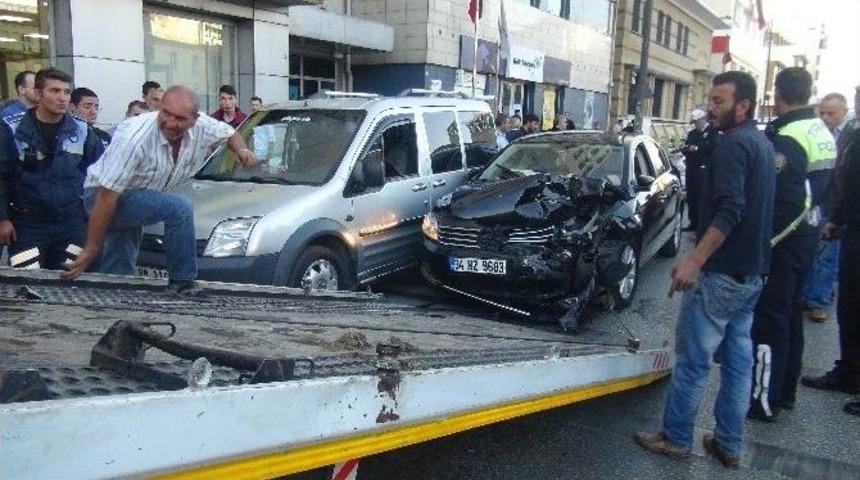 3 Aracın Karıştığı Kazada 1 Kişi Yaralandı