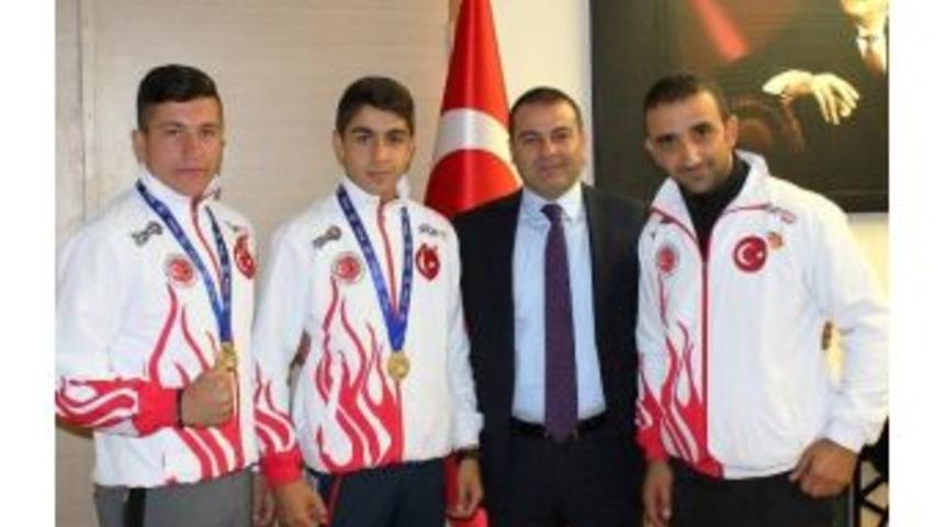Kaymakam Yaşar, Şampiyon Sporcuları &Ouml;d&uuml;llendirdi