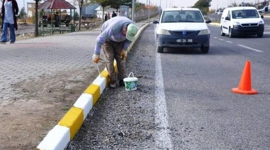 Erciş&rsquo;te Kaldırım Taşları Boyanıyor