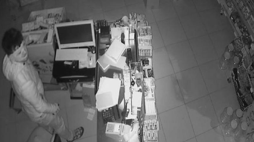 Mut&rsquo;ta Market Soyan Hırsızlar G&uuml;venlik Kamerasına Takıldı