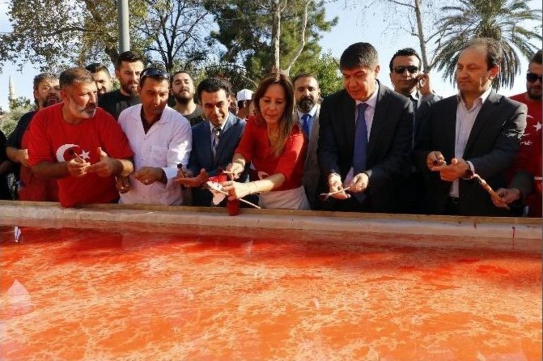 15 Temmuz Şehitleri İ&ccedil;in 241 Metrekarelik Dev Ebru