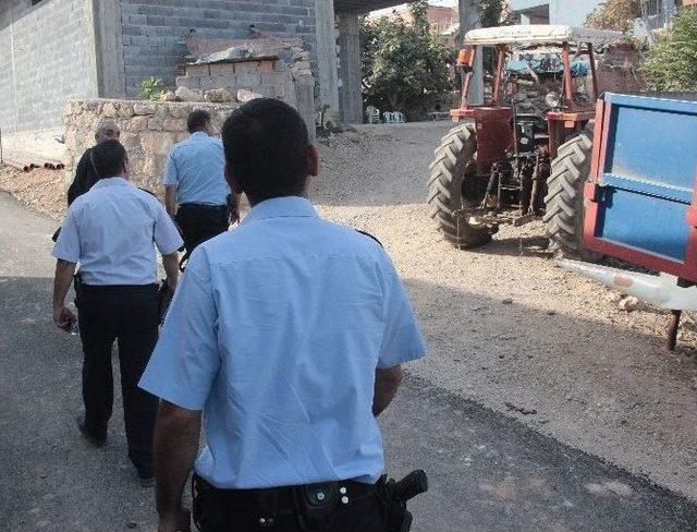 Traktör Haczinde Polis Yaralandı
