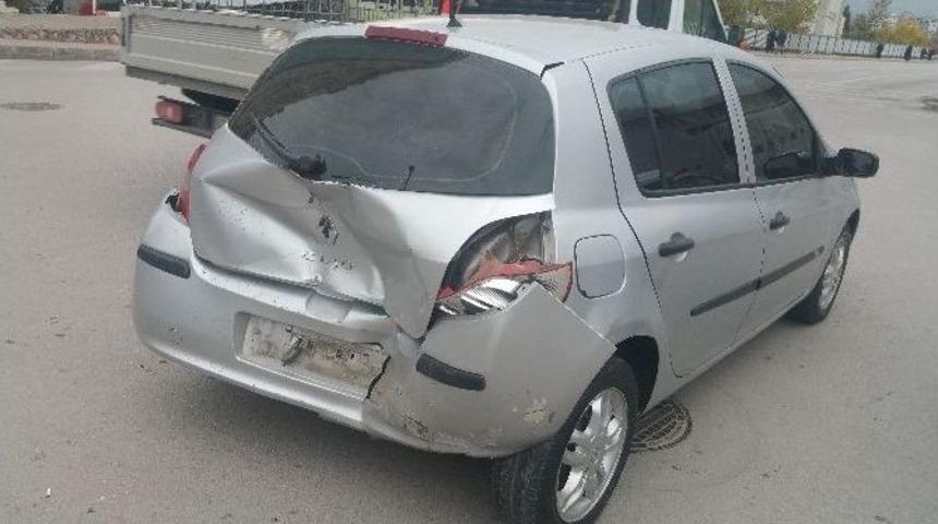 Hızını Alamayan Otomobil Kırmızı Işıkta Bekleyen Araca &Ccedil;arptı: 3 Yaralı