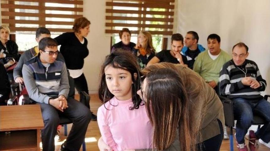 Uysal, &Ouml;zel &Ccedil;ocuklar Korosunu İzledi