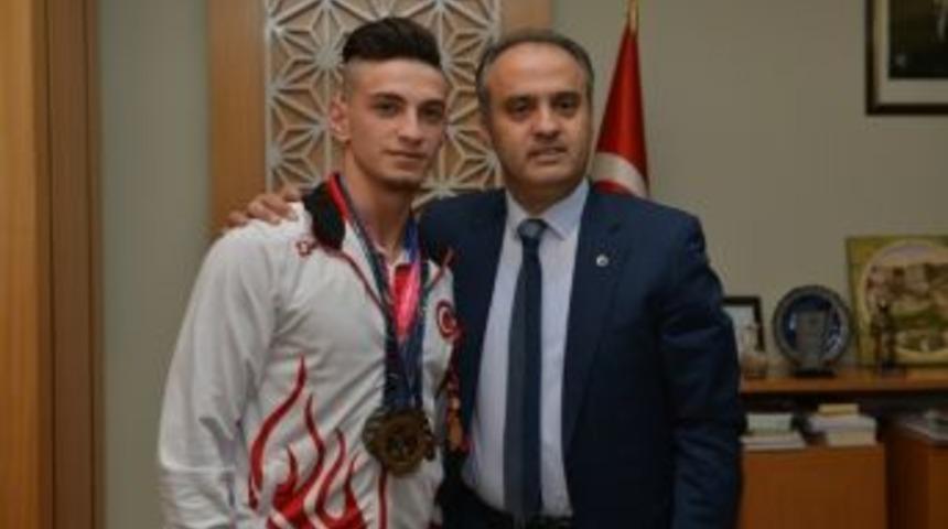 Aktaş D&uuml;nya &Uuml;&ccedil;&uuml;nc&uuml;s&uuml; Halterciyi &Ouml;d&uuml;llendirdi