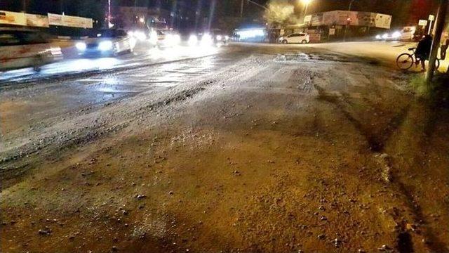 Beton Mikserlerinden Yola Dökülen Harç Tehlike Oluşturuyor