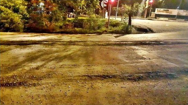 Beton Mikserlerinden Yola Dökülen Harç Tehlike Oluşturuyor