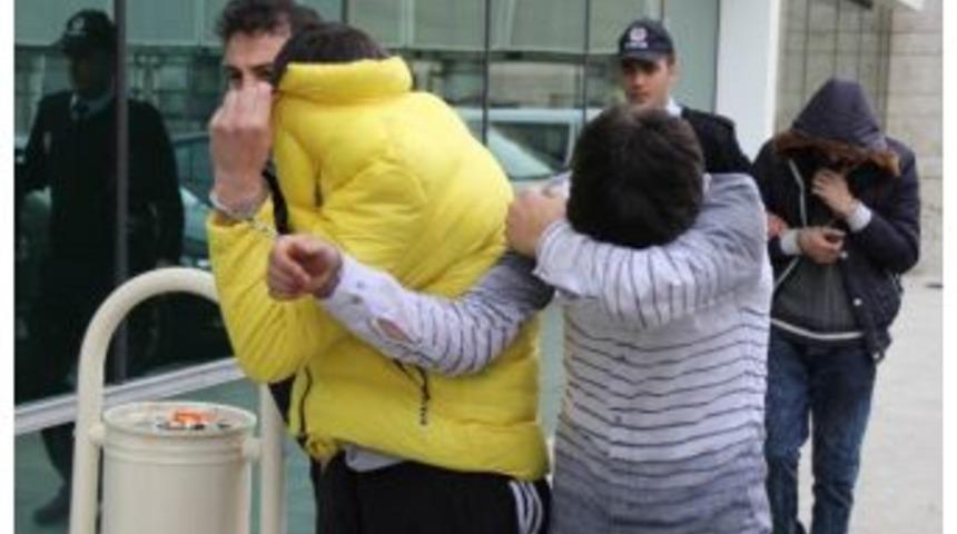 Park Halindeki Ara&ccedil;ların Camlarını Ve Lastiklerini &Ccedil;alan 4 Kişi Tutuklandı