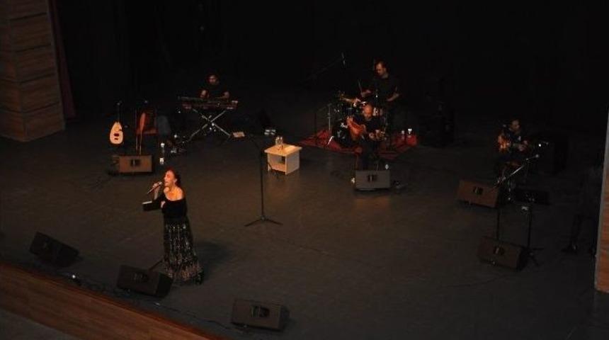 Leman Sam Sevenlerine Unutulmaz Bir Gece Yaşattı