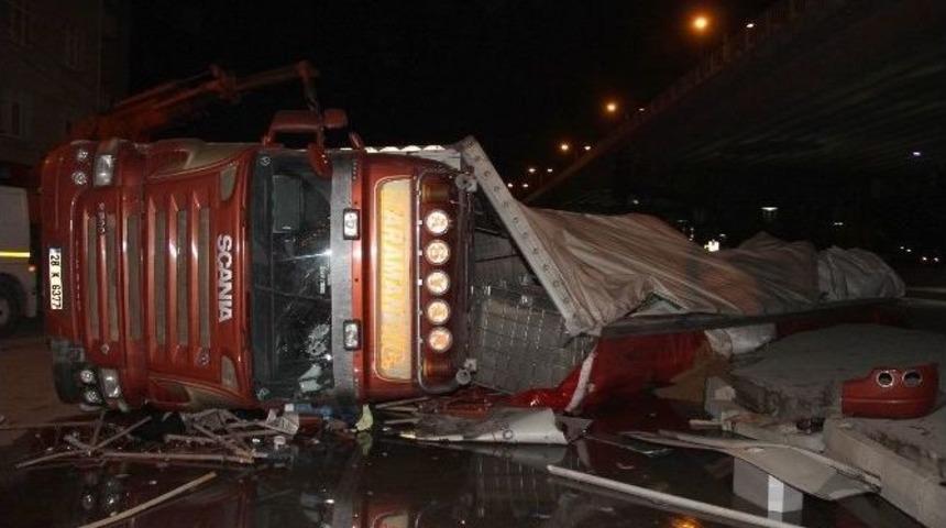 Samsun&rsquo;da Tır Devrildi: 1 Yaralı