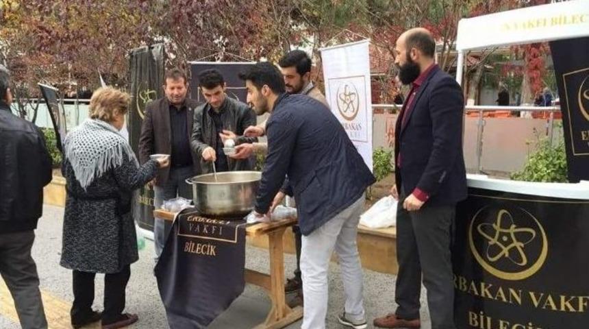 Erbakan Vakfı Bilecik İl Gen&ccedil;lik Kolları Aşure Dağıttı