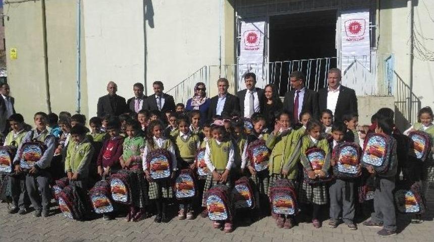 T&uuml;rkiye Petrolleri Genel M&uuml;d&uuml;r&uuml; Besim Şişman Sincik&rsquo;te &Ouml;ğrencilere Hediye Verdi