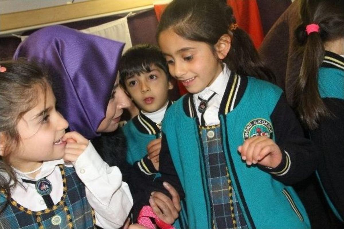 Başbakan Yıldırım&rsquo;ın Kızından &Ouml;ğrencilere Kitap Seti