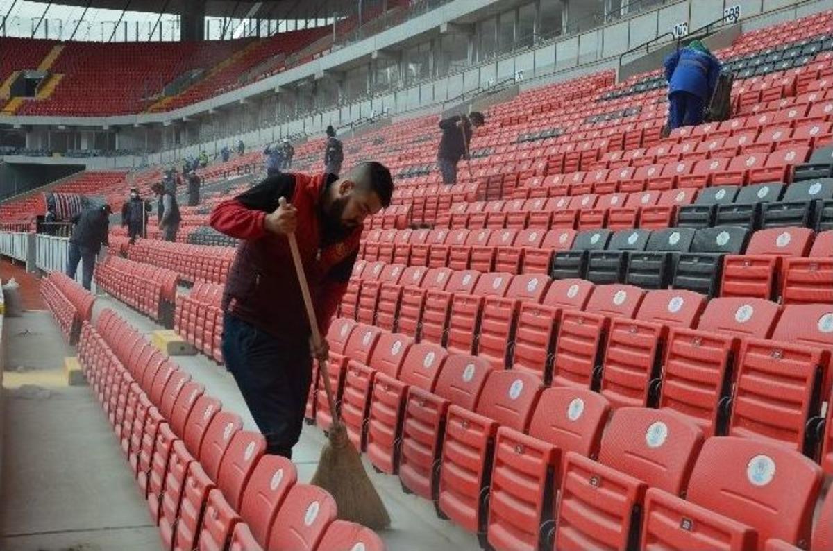 (&ouml;zel Haber) Taraftar, İş&ccedil;ilerle Birlikte Stadın Ma&ccedil;a Yetişmesi İ&ccedil;in &Ccedil;alışıyor