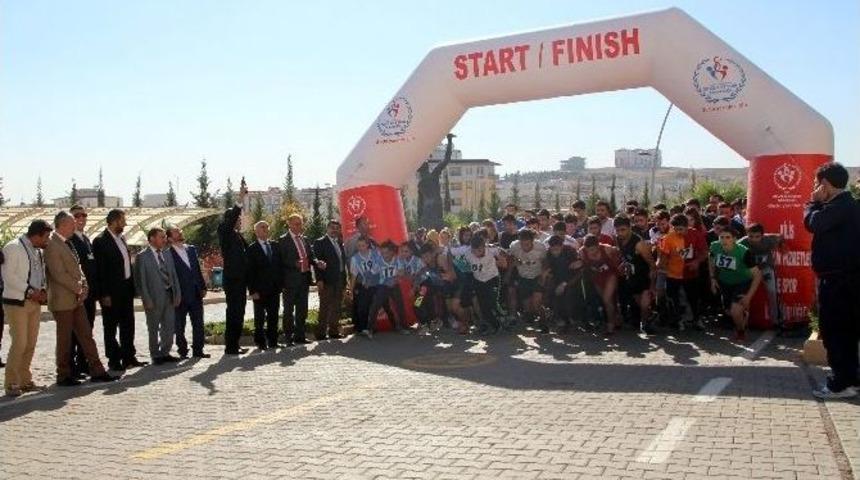 &Uuml;niversite De Geleneksel Cumhuriyet Koşusu Yapıldı