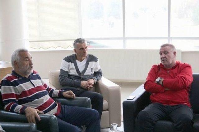 Sivasspor Teknik Direktörü Bakkal’dan, Belediyespor’a Ziyaret