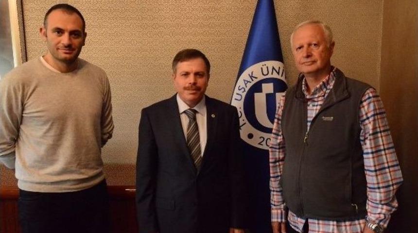 Hasan Tahsin Ayvalıoğlu&rsquo;nun Kitapları Uşak &Uuml;niversitesi&rsquo;ne Bağışlandı