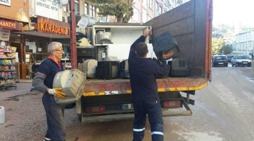 İzmit&rsquo;te Geri D&ouml;n&uuml;ş&uuml;m Ve Atık Toplama &Ccedil;alışmaları S&uuml;r&uuml;yor