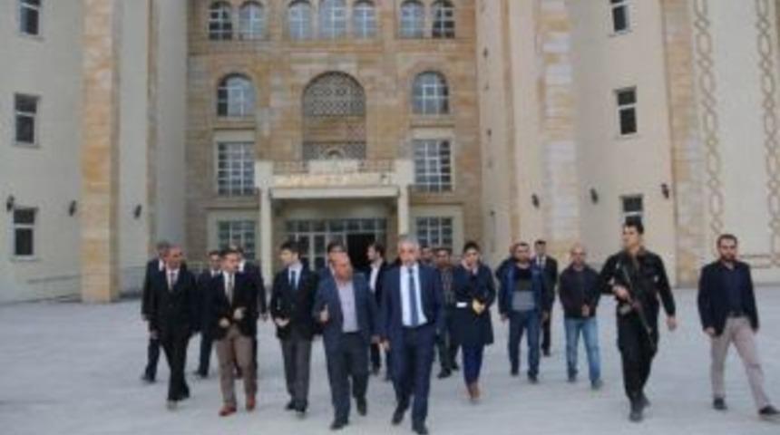 Vali Toprak H&uuml;k&uuml;met Konağında İncelemelerde Bulundu