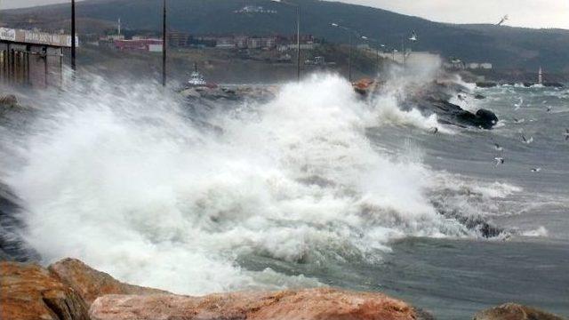Bandırma&rsquo;da Fırtına Hayatı Olumsuz Etkiliyor 2