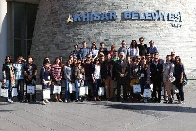 Avrupalı Gençler Akhisar’da Zeytin Topladı