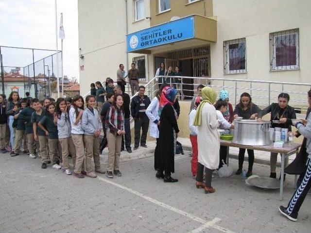 Şehitler Ortaokulu’nda Öğretmenler Öğrencilere Aşure Dağıttı 1
