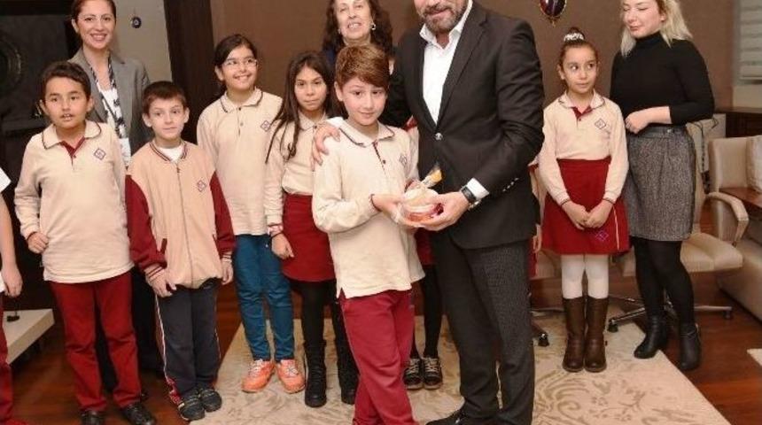 Minik &Ouml;ğrencilerden Başkan Doğan&rsquo;a Aşure İkramı