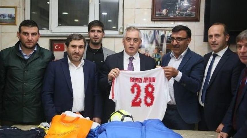 Ey&uuml;p Belediyesi&rsquo;nden Makedonya&rsquo;ya Spor Malzemesi Desteği