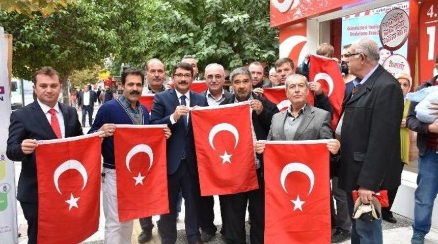 Başkan &Ccedil;elik Vatandaşlara T&uuml;rk Bayrağı Hediye Etti