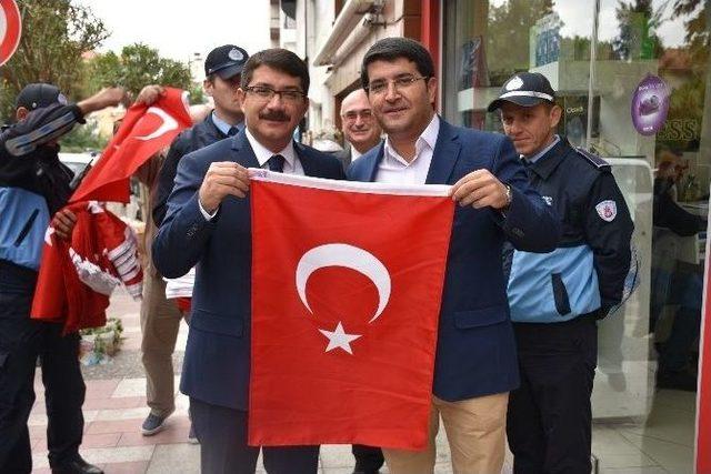 Başkan Çelik Vatandaşlara Türk Bayrağı Hediye Etti