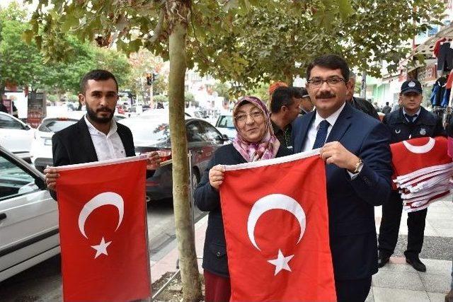 Başkan Çelik Vatandaşlara Türk Bayrağı Hediye Etti