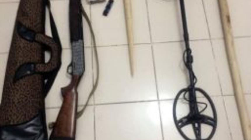 Sahte Plakalı Ara&ccedil;la Define Aramaya &Ccedil;ıkan İki Kişi Yakalandı