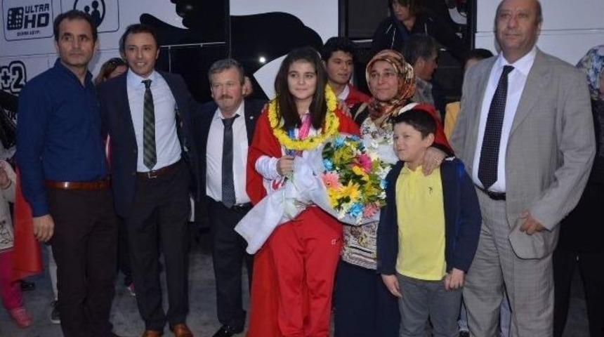 D&uuml;nya Şampiyonu Aydınlı Ayşeg&uuml;l &Ccedil;akın, Memleketine Ayakbastı